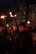 Участники факельного шествия