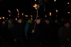 Участники факельного шествия