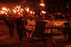 Участники факельного шествия