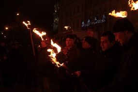Участники факельного шествия