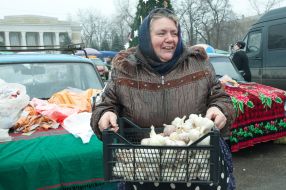 Saleswoman with the box of garlic 