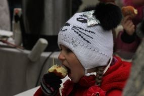 Дети едят пончики