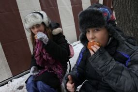 Дети едят пончики