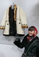 Відвідувачка виставки кожухів