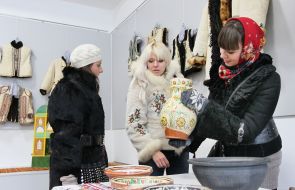 Відвідувачі виставки кожухів