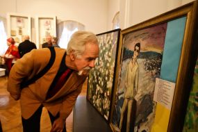 The  visitor looks at the pictures