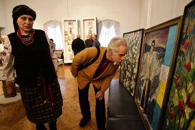 The  visitor looks at the pictures