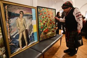 The  visitor looks at the pictures