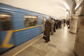 Пасажири чекають на поїзд метро
