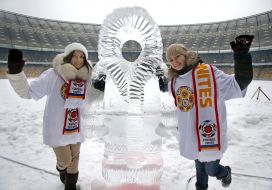 Девушки возле ледовой скульптуры