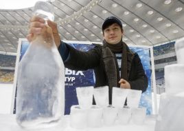 Мужчина возле ледовой барной стойки