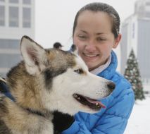 Девушка возле собаки породы маламут