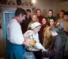 Господиня обдаровує колядників