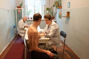 Допризовник проходить медкомісію