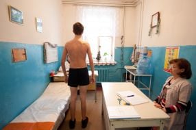 Допризовник проходить медкомісію