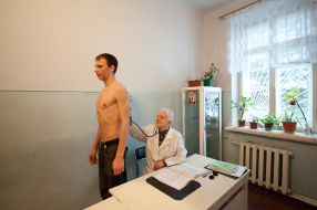 Допризовник проходить медкомісію