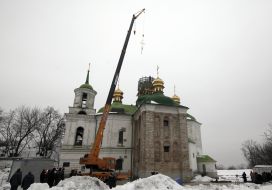 Setting of cross on the сhurch of the Saviour at Berestove