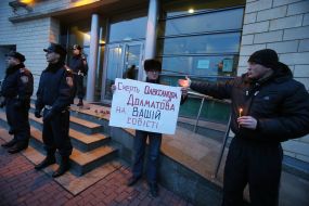 Пикет в память о российском оппозиционере Александре Долматове