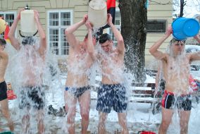 Молодые люди  обливаются холодной водой