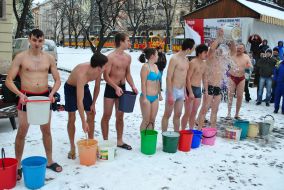 Молодые люди  обливаются холодной водой