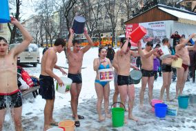 Молодые люди  обливаются холодной водой