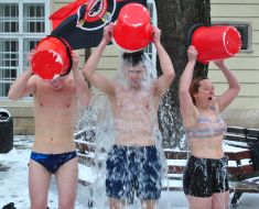 Молодые люди  обливаются холодной водой