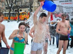 Молодые люди  обливаются холодной водой