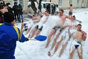 Молодые люди лежат на снегу