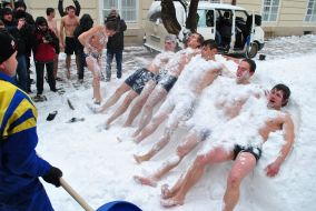 Молодые люди лежат на снегу