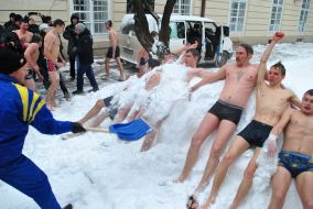 Молодые люди лежат на снегу