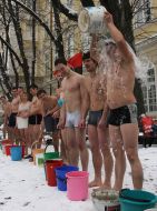Молодые люди  обливаются холодной водой
