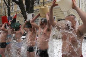 Молодые люди  обливаются холодной водой