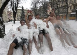 Молодые люди лежат на снегу