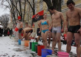 Молодые люди  обливаются холодной водой