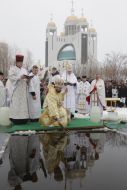Sviatoslav (Shevchuk) blesses the water