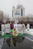 Sviatoslav (Shevchuk) blesses the water
