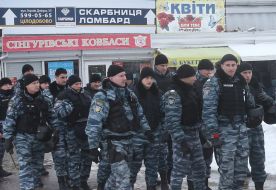 Police officers escorted the protesters memory of Markelov and Baburova