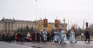 Participants in the religious processions on r.Inhul