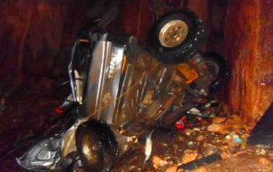 Легковой автомобиль, упавший в пещеру