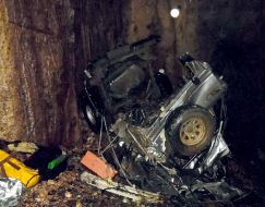 Легковой автомобиль, упавший в пещеру