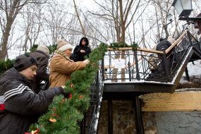 People ties to the rail ladders "donut desires"