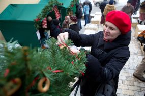 Girl ties to the rail ladders "donut desires"