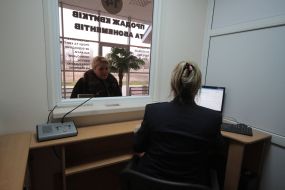 Женщина стоит возле кассы