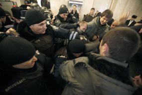Драка между активистами ВО "Свобода" и милицией
