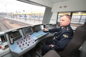 Кабина машиниста поезда