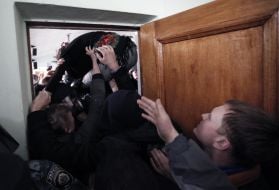 Драка между активистами ВО "Свобода" и милицией