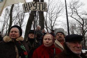 Participants honoring Kruty Heroes