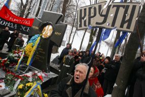 Participants honoring Kruty Heroes