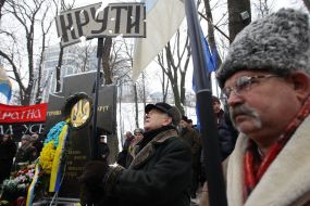 Participants honoring Kruty Heroes