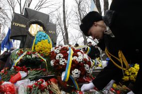 Participants honoring Kruty Heroes